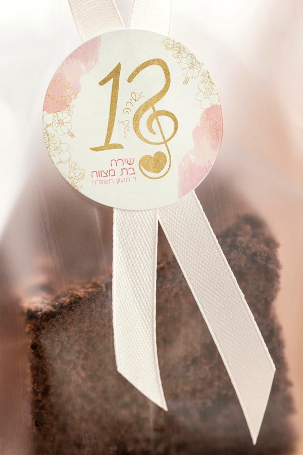 מדבקה עגולה לבת מצווה: הספרה 12 ומפתח סול בזהב, עם כתמי ורוד